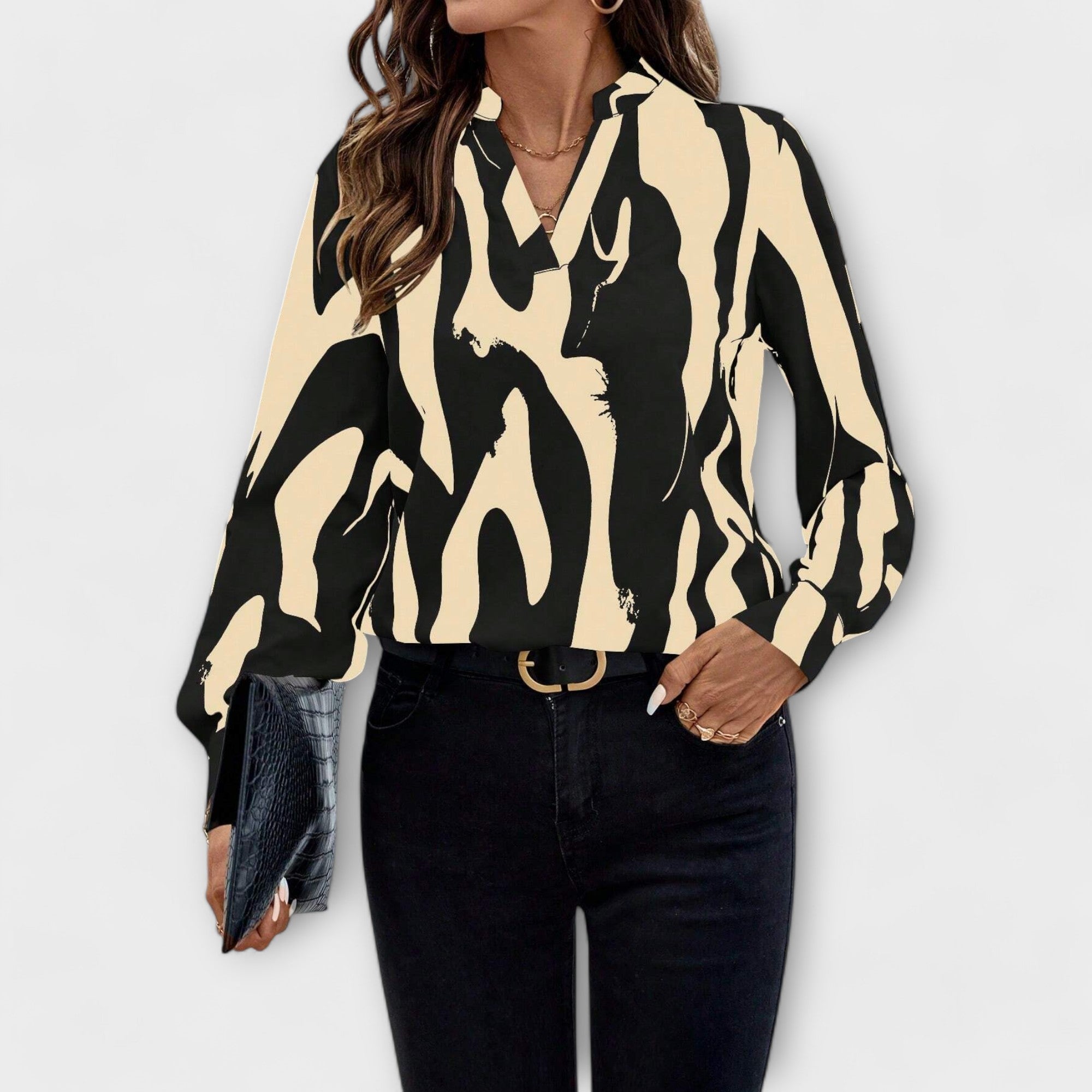 T-shirt with graphic pattern and elegant design